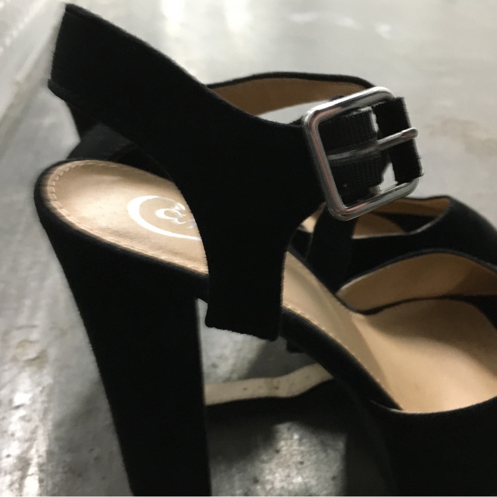 Candies size 8 black velvet high heels never worn like new